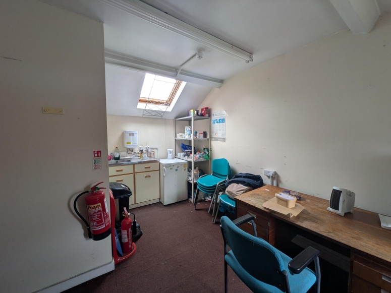 12 Hermitage Road, Woking, GU21 8TB